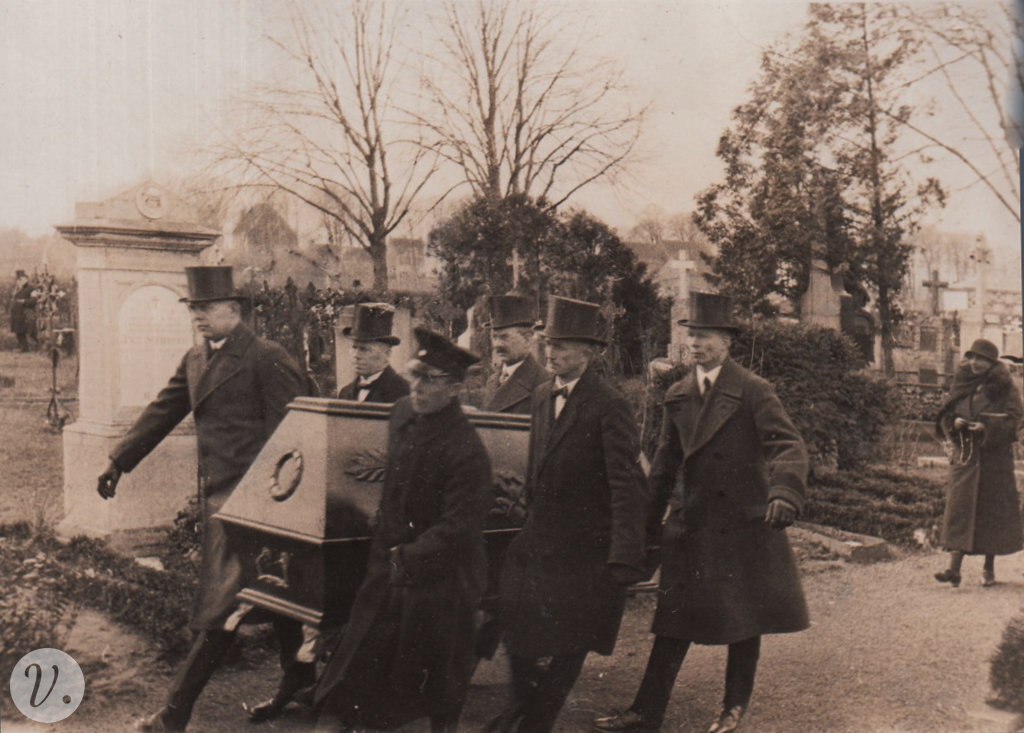 Altes Bild mit Sargträgern