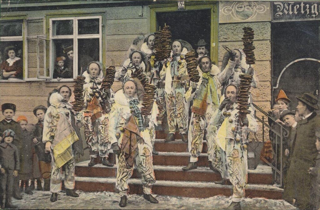 Altes Bild der Schramberger Fasnet mit Villinger Schemen, Schemmen, Masken